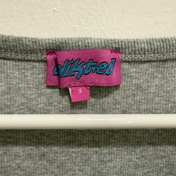 Edikted Light Gray Ribbed V-Neck Long Sleeve Crop Top - Picture 2 of 6